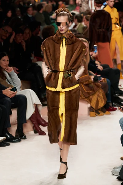Look 27
